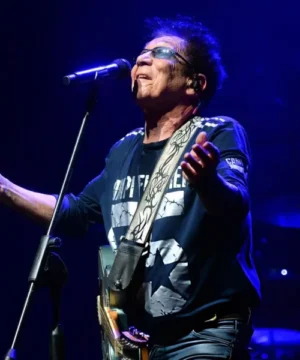 Edoardo Bennato Sono Solo Canzonette concert sweatshirt featuring classic Italian music tour style