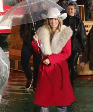 Lainey Wilson Macy’s Thanksgiving Day Parade coat featuring festive holiday style and statement outerwear design